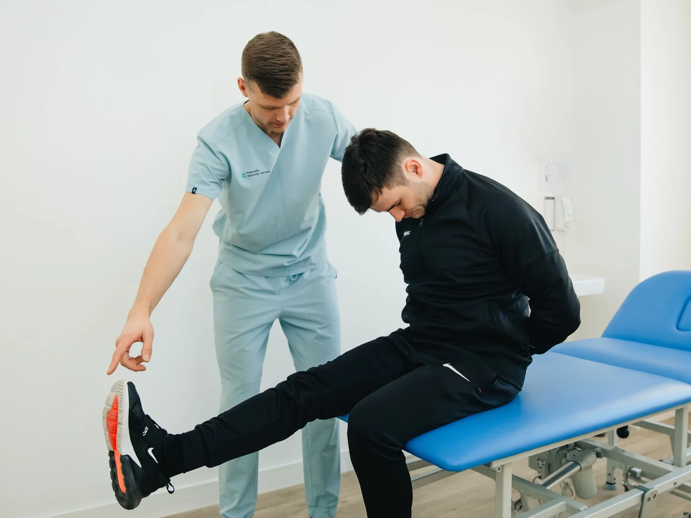 Fisioterapeuta orientando um paciente durante a recuperação.