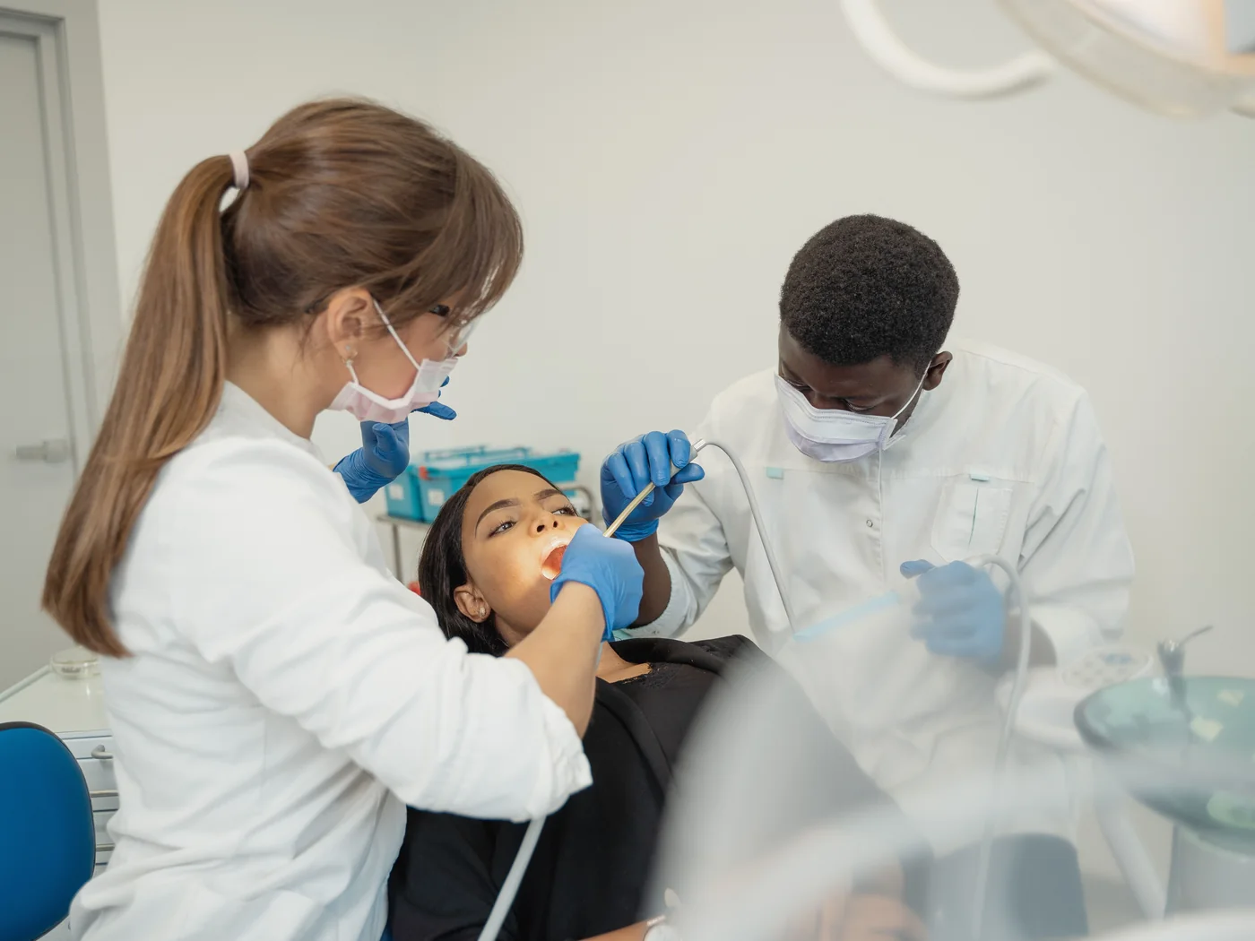 Equipe odontológica acompanhando uma paciente durante o atendimento.